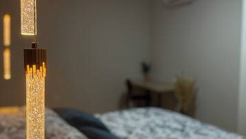 1 dormitorio, caja fuerte, escritorio y cuna de viaje