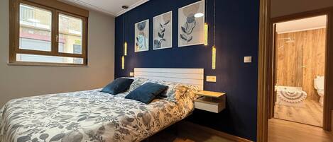 1 chambre, coffre-fort, bureau, lit de bébé portatif