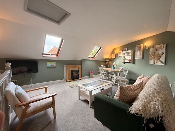 TV, fireplace