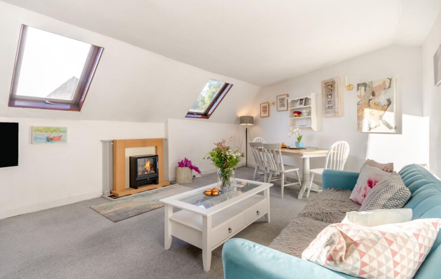 Televisión y chimenea 