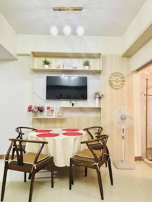 Condo, 1 Bedroom, Accessible, Balcony | Dining room
