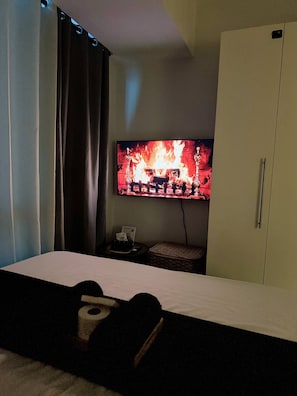 Condo, 1 Bedroom, Balcony, City View | Room amenity