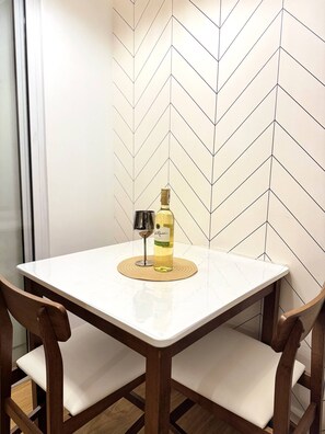 Condo, 1 habitación, balcón, vista a la ciudad | Restaurantes