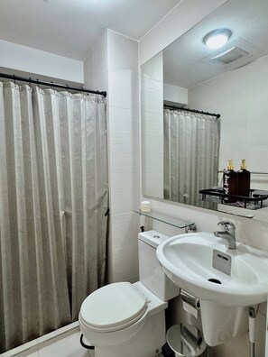 Condo, 1 Bedroom, Balcony, City View | Bathroom - Stunning 42nd Floor Apt With Netflix (Mandaluyong)