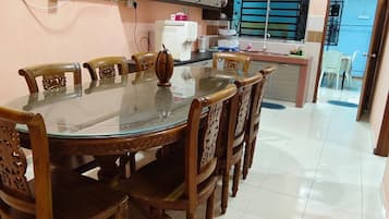 บ้านพัก, 3 ห้องนอน, สูบบุหรี่ได้ | ร้านอาหาร