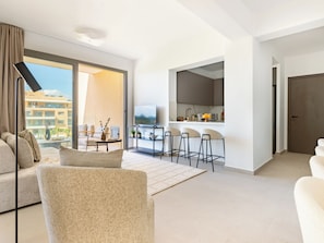 A modern hotel room with a living area, a dining area, and a kitchen. - Sanders Limassol Park - Full Building (Trachoni)
