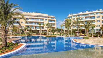 Una piscina al aire libre