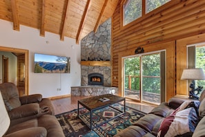 Smart TV, fireplace, video games, table football - Smoky Hideaway-Pigeon Forge Cabin-Cedar Falls Resort-Pool Table-Private hot tub (Sevierville)