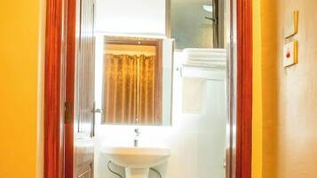 Standard Double Room, Garden View | Bathroom