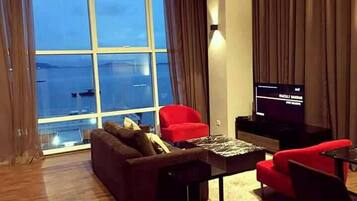 Condo, 2 Bedrooms, Accessible | Living room
