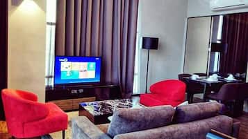 Condo, 2 Bedrooms, Accessible | Living room