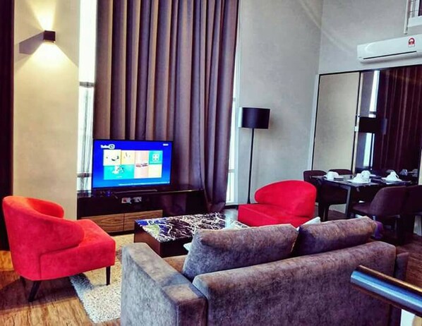 Condo, 2 habitaciones, con acceso para personas discapacitadas | Sala de estar