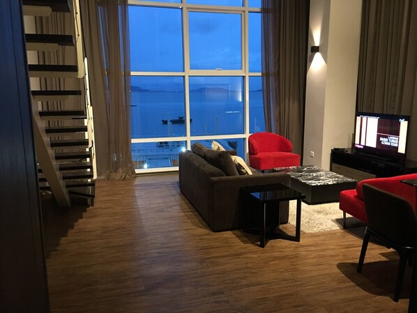 Condo, 2 Bedrooms, Accessible | Living room