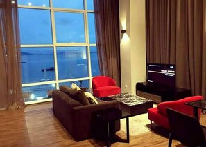 Condo, 2 Bedrooms, Accessible | Living room