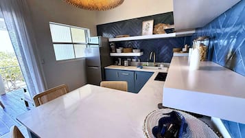 Apartamento, 2 habitaciones, balcón, vistas al mar | Comedor