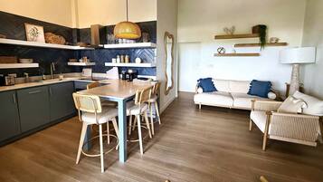 Apartment, 2 Bedrooms, Balcony, Ocean View | Dining room