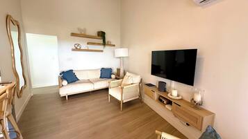 Apartment, 2 Bedrooms, Balcony, Ocean View | Living room