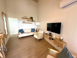 Apartment, 2 Bedrooms, Balcony, Ocean View | Living room