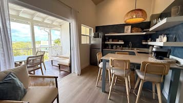 Apartment, 2 Bedrooms, Balcony, Ocean View | Dining room