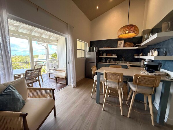 Apartment, 2 Bedrooms, Balcony, Ocean View | Dining room