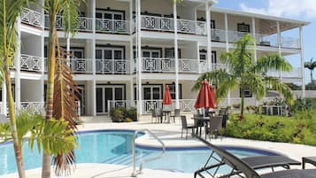 Apartamento, 2 habitaciones, balcón, vistas al mar | Piscina | Una piscina al aire libre