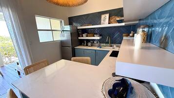 Apartment, 2 Bedrooms, Balcony, Ocean View | Dining room