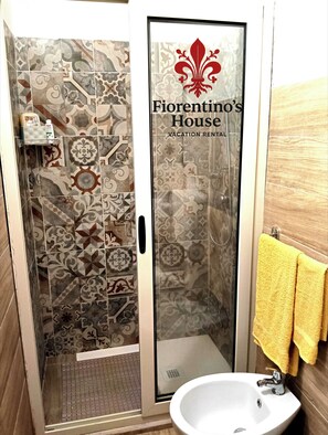 Hair dryer, towels, soap, toilet paper - FLORENTINE'S HOUSE  (Catania)