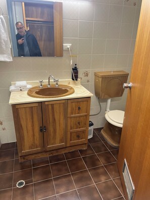 Deluxe Triple Room | Bathroom | Shower, towels