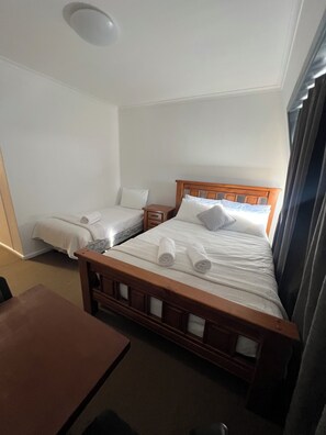 Deluxe Triple Room | Desk