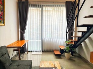 Apartment, Balcony, Pool View | Ruang tamu