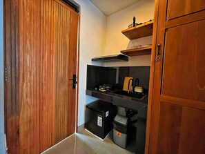 Apartment, Balcony, Pool View | Dapur peribadi | Peti sejuk mini, dapur, mesin basuh pinggan mangkuk
