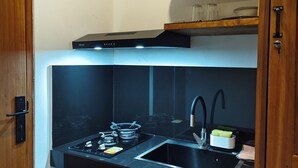 小型冷蔵庫、コンロ、食器洗い機、調理器具と食器