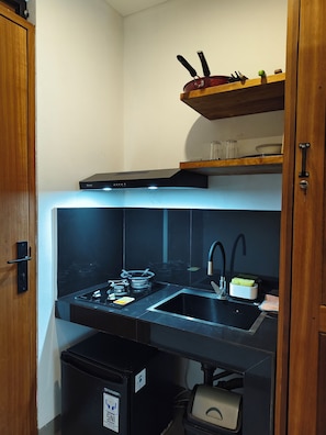 Frigobar, cooktop, lava-louças, talheres/pratos/utensílios de cozinha