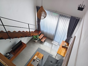 Apartamento, sacada, vista para a piscina | Área de estar