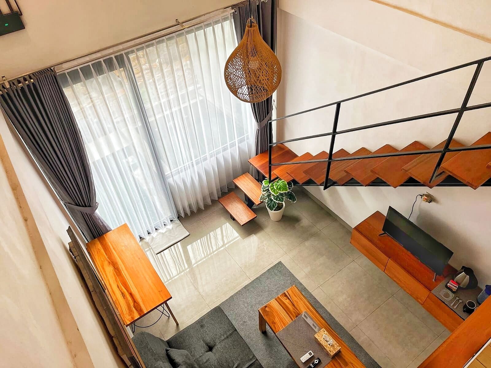 Departamento, balcón, vista a la alberca | Área de sala de estar | Televisión 