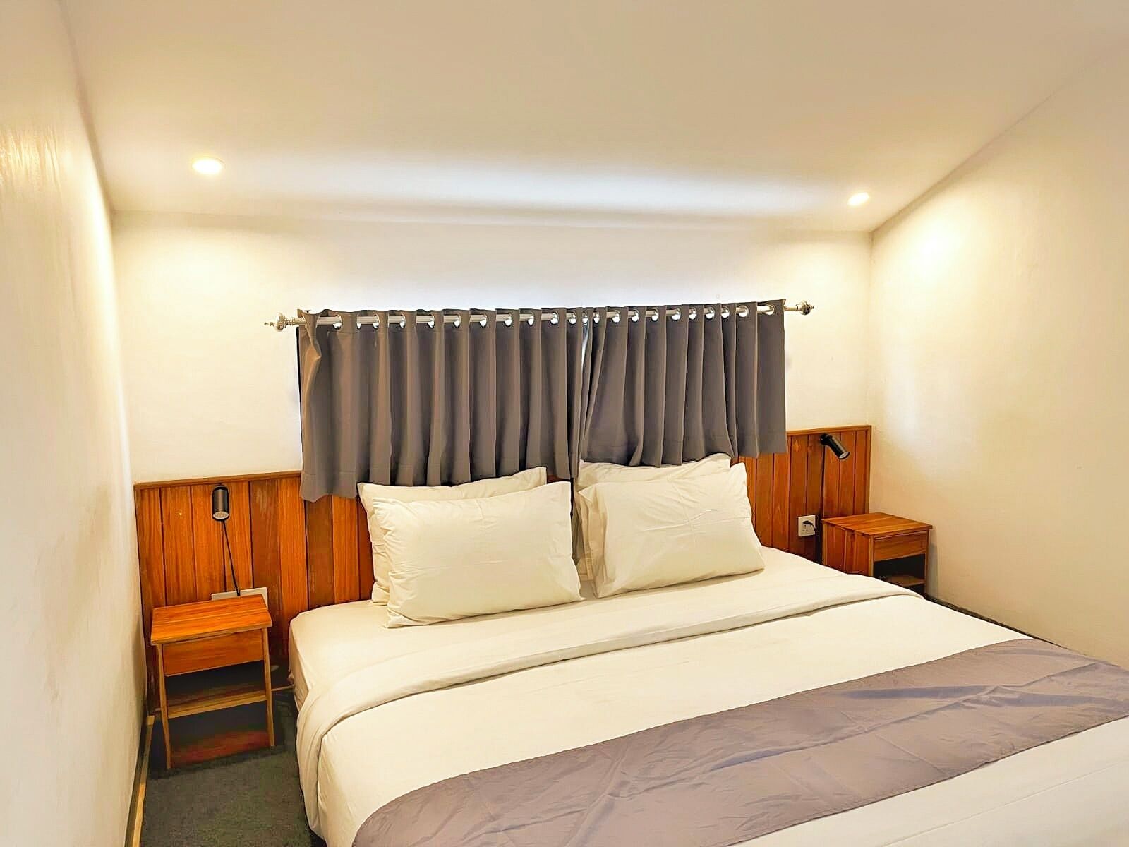 Departamento, balcón, vista a la alberca | Caja de seguridad en la habitación, escritorio y cortinas blackout 