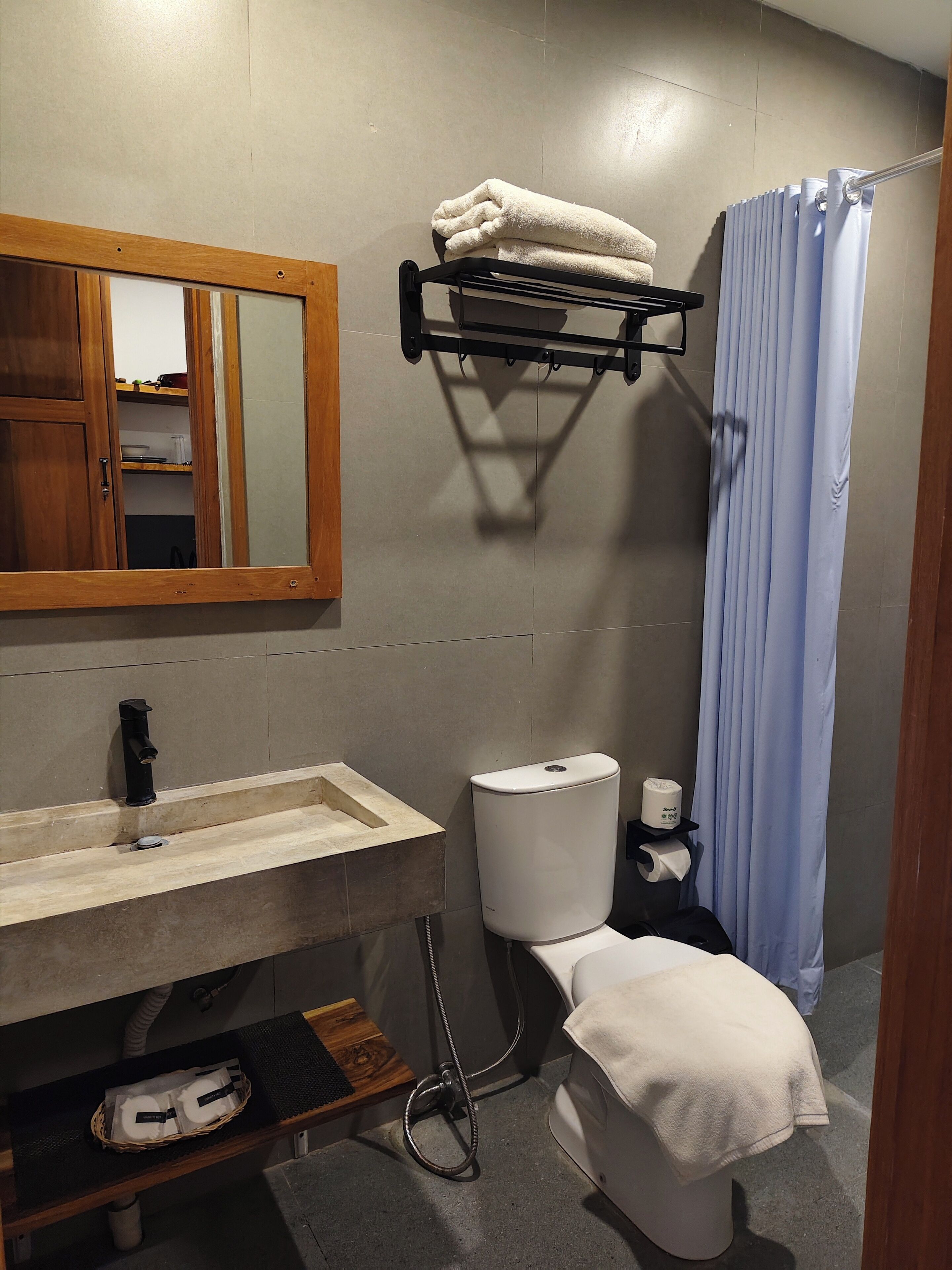 Apartment, Balcony, Pool View | Bilik Mandi | Pancuran mandi, kelengkapan dandanan diri percuma, pengering rambut 