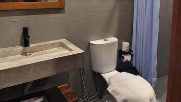 Apartment, Balcony, Pool View | Bilik Mandi | Pancuran mandi, kelengkapan dandanan diri percuma, pengering rambut