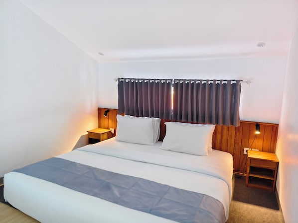 Apartamento, sacada, vista para a piscina | Cofres nos quartos, escrivaninha, cortinas blackout