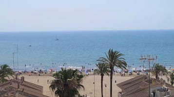 PĂ„ stranden, solstolar och strandhanddukar