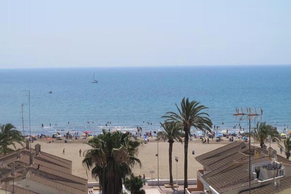 En la playa, camastros y toallas de playa 