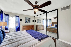 4 室のベッドルーム、デスク、アイロン / アイロン台、WiFi