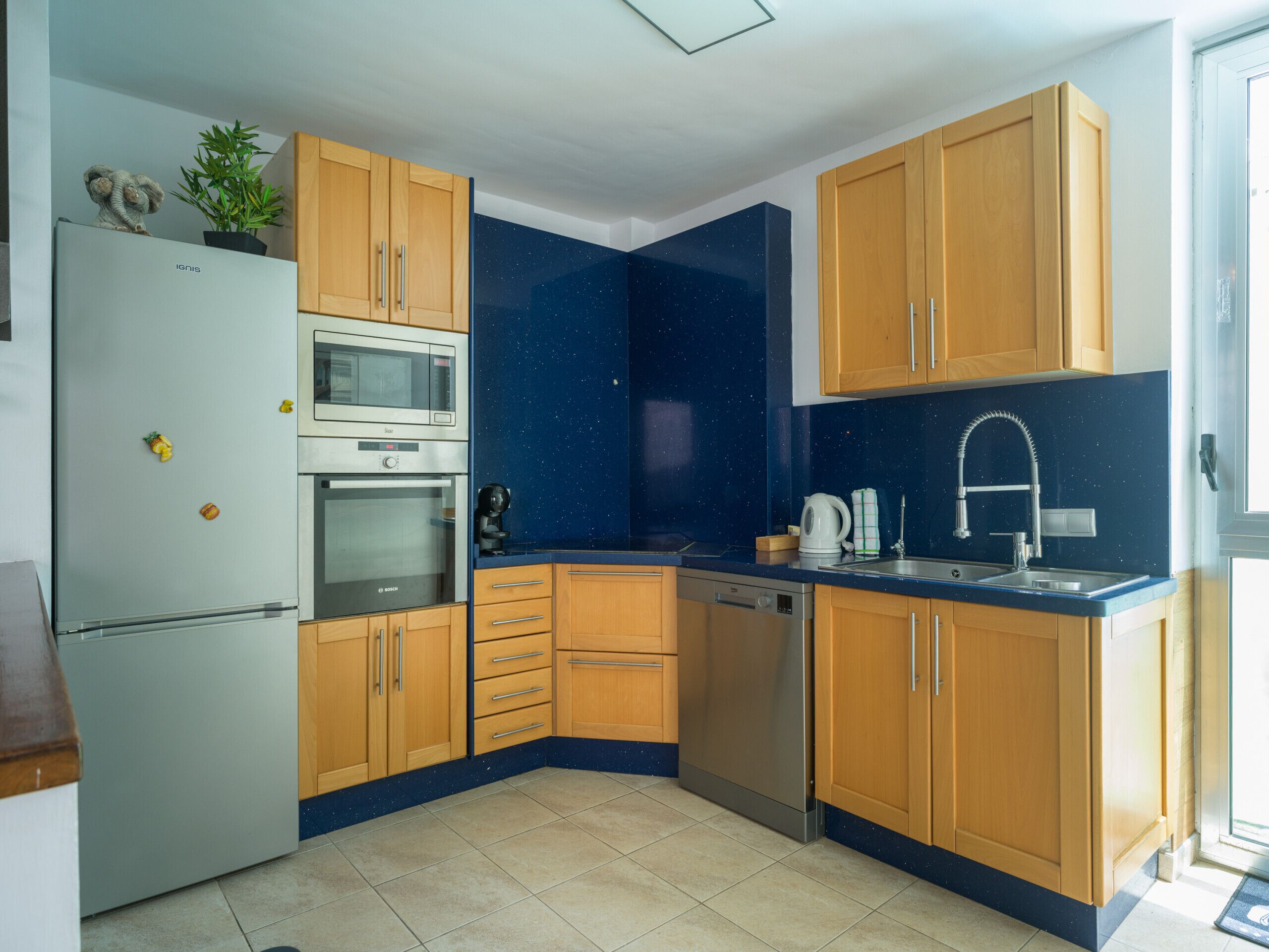 Microwave, dishwasher, coffee/tea maker, cookware/dishes/utensils