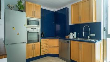 Microwave, dishwasher, coffee/tea maker, cookware/dishes/utensils