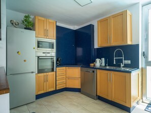 Microwave, dishwasher, coffee/tea maker, cookware/dishes/utensils