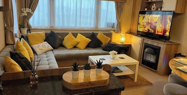 Fireplace - 3 Bed Caravan - Sleeps 8 - Parking - Beach (Skegness)