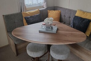Dining - 3 Bed Caravan - Sleeps 8 - Parking - Beach (Skegness)