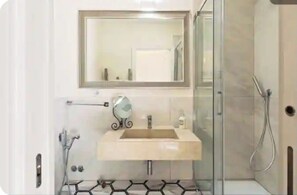 Suihku, hiustenkuivaaja, bidee, pyyhkeet