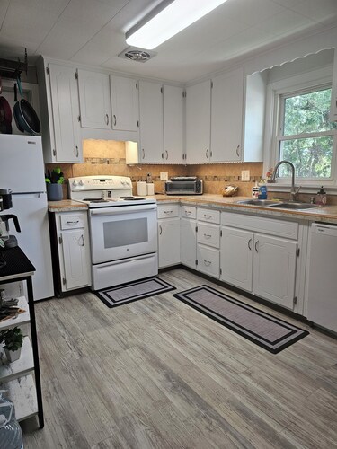 Charming 2-bedroom house, AV charger, airhocky and pet friendly