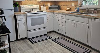 Charming 2-bedroom house, AV charger, airhocky and pet friendly